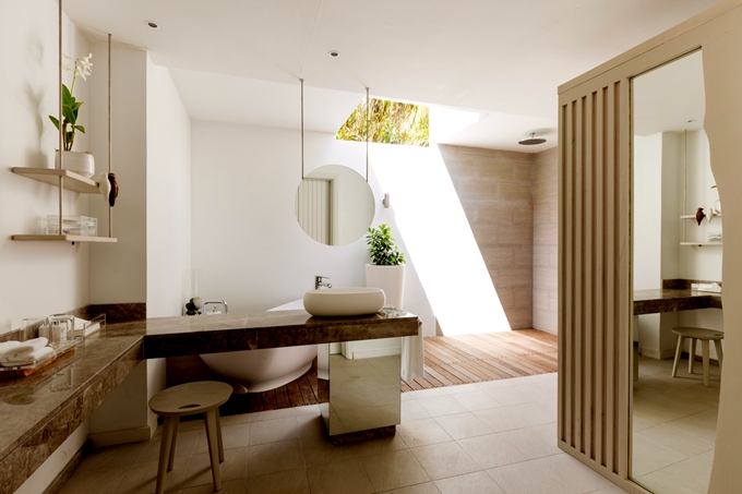 房型内部设施图片参考，如无边泳池与电视及音响， 沙滩阁-Beach Pavilion maldievs(丽世岛|原狄娃岛 LUX* SOUTH Maldives) 